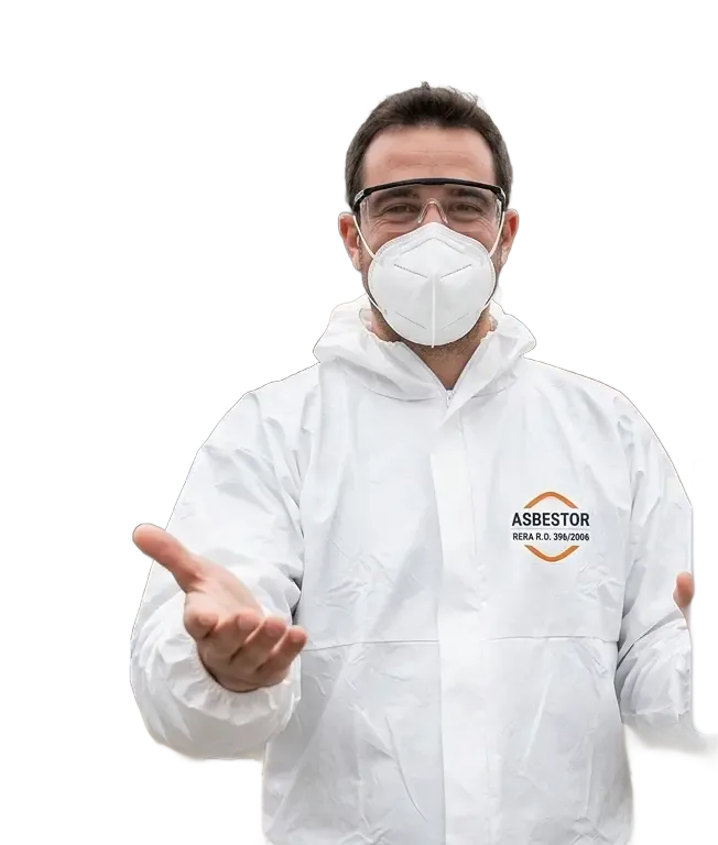 Técnico de ASBESTOR invitando a contactar frente al MUMI de Langreo.