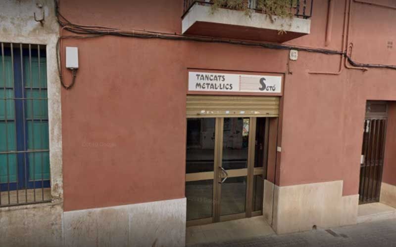 Un edificio rojo con un cartel que dice s.