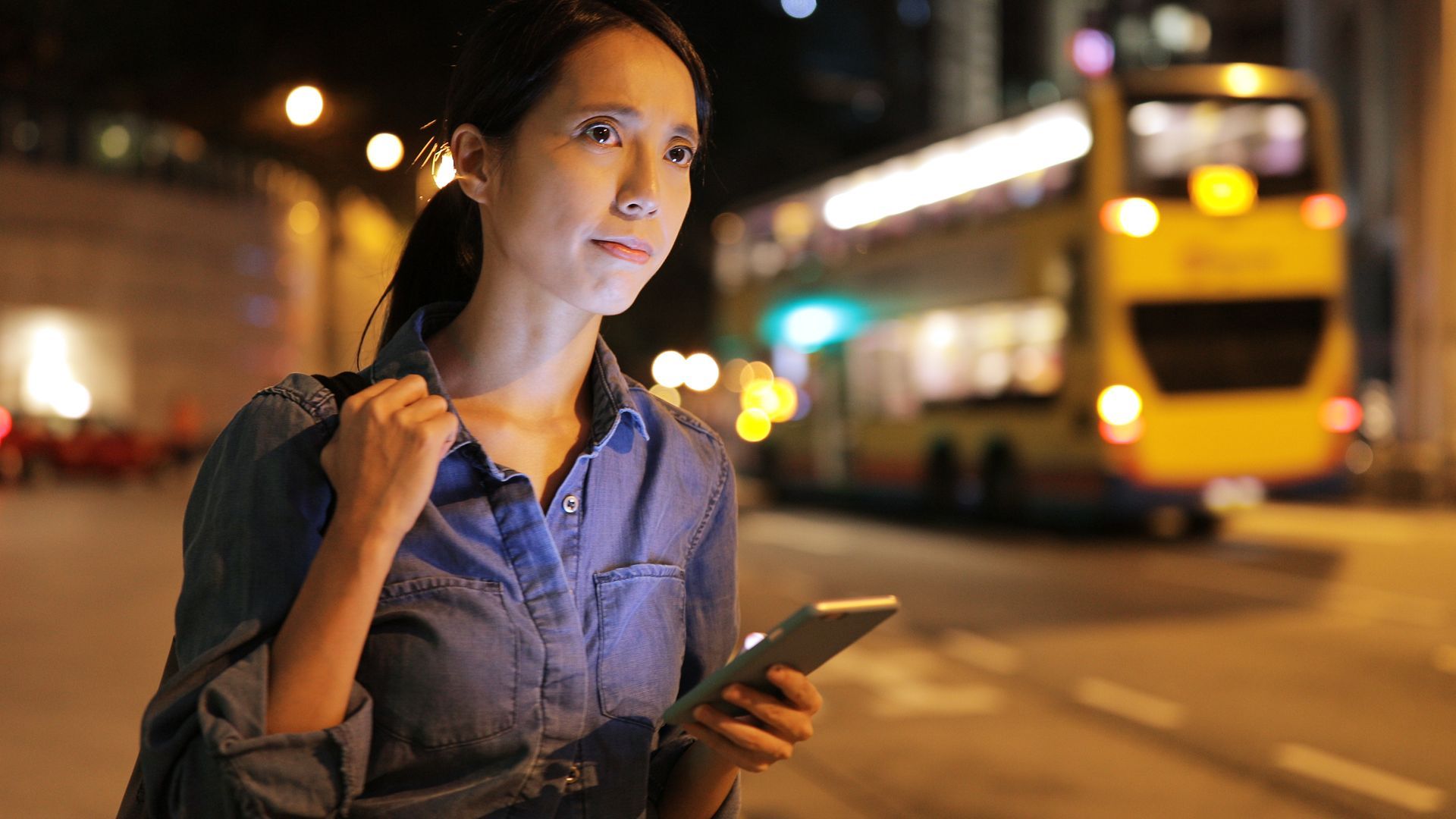 Femme qui attend un taxi