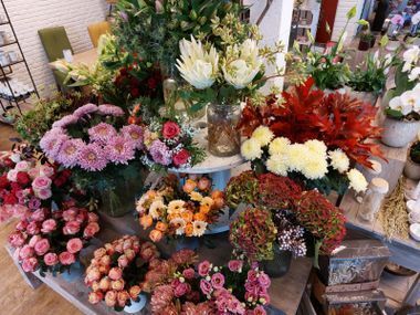 Ein Mann stellt Blumen zusammen.