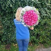 Mitarbeiterin mit Blumenstrauß