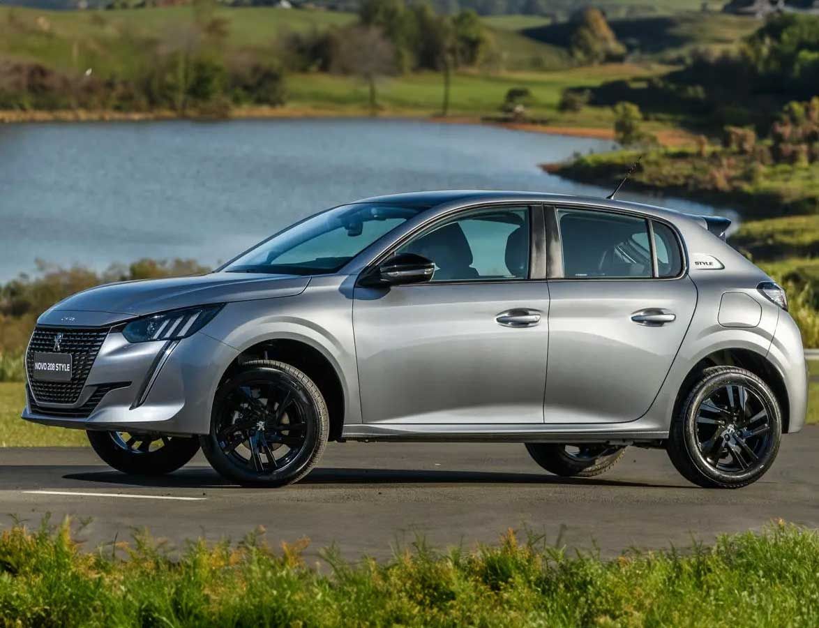 Une Peugeot 208 phase 2 grise sur route