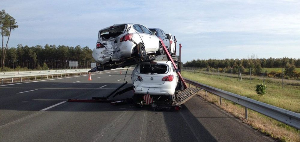 Un camion de transport de voiture accidenté