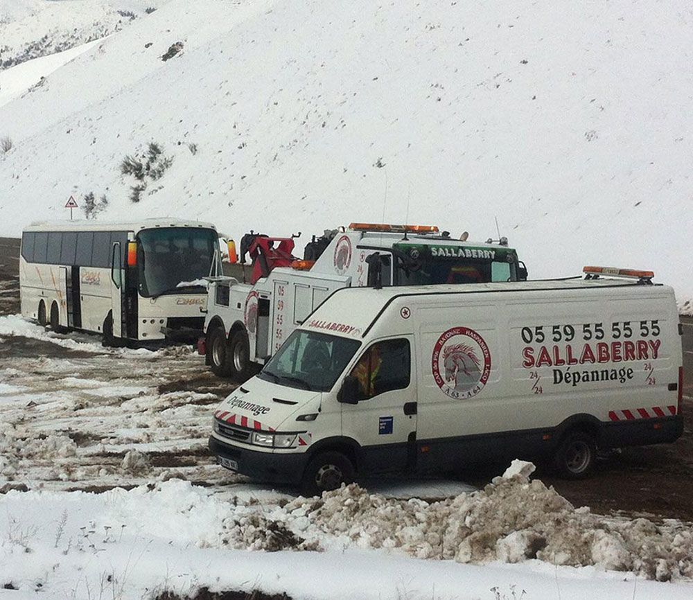Sécurisation et remorquage d'un bus en montage, en pleine neige