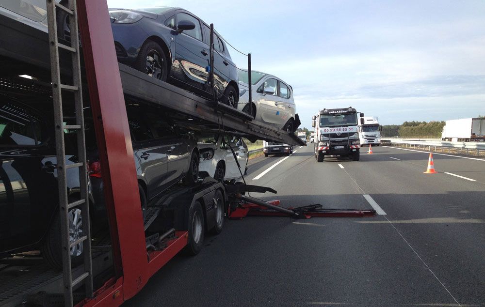 Intervention après un accident sur un camion de transport de voitures