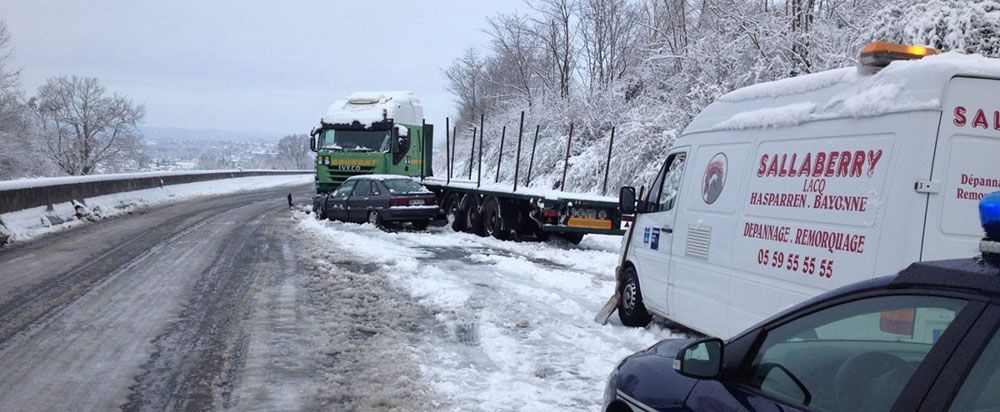 Intervention lors d'un accident sur une route verglassée