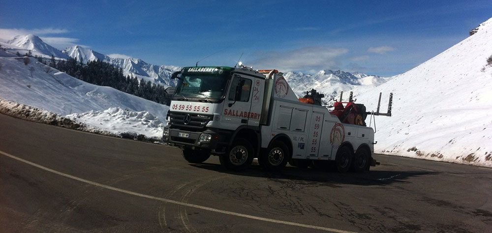 Notre camion de dépannage poids-lourd en montagne, au milieu de la neige