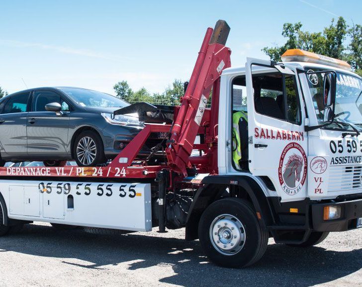 Une voiture qui se fait remorquer sur plateau jusqu'au garage