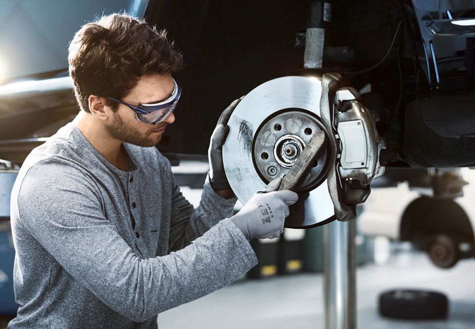 Un garagiste qui change les plaquettes de frein