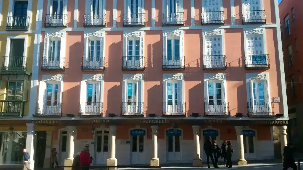 Un edificio grande con muchas ventanas y balcones.