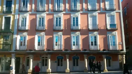 Un edificio grande con muchas ventanas y balcones.