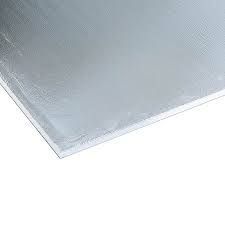 Un primer plano de una pieza de metal sobre un fondo blanco.