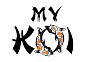„MY“ über stilisierten schwarzen Koi-Fischen, die einen Kreis bilden, mit orangefarbenen und weißen Markierungen.