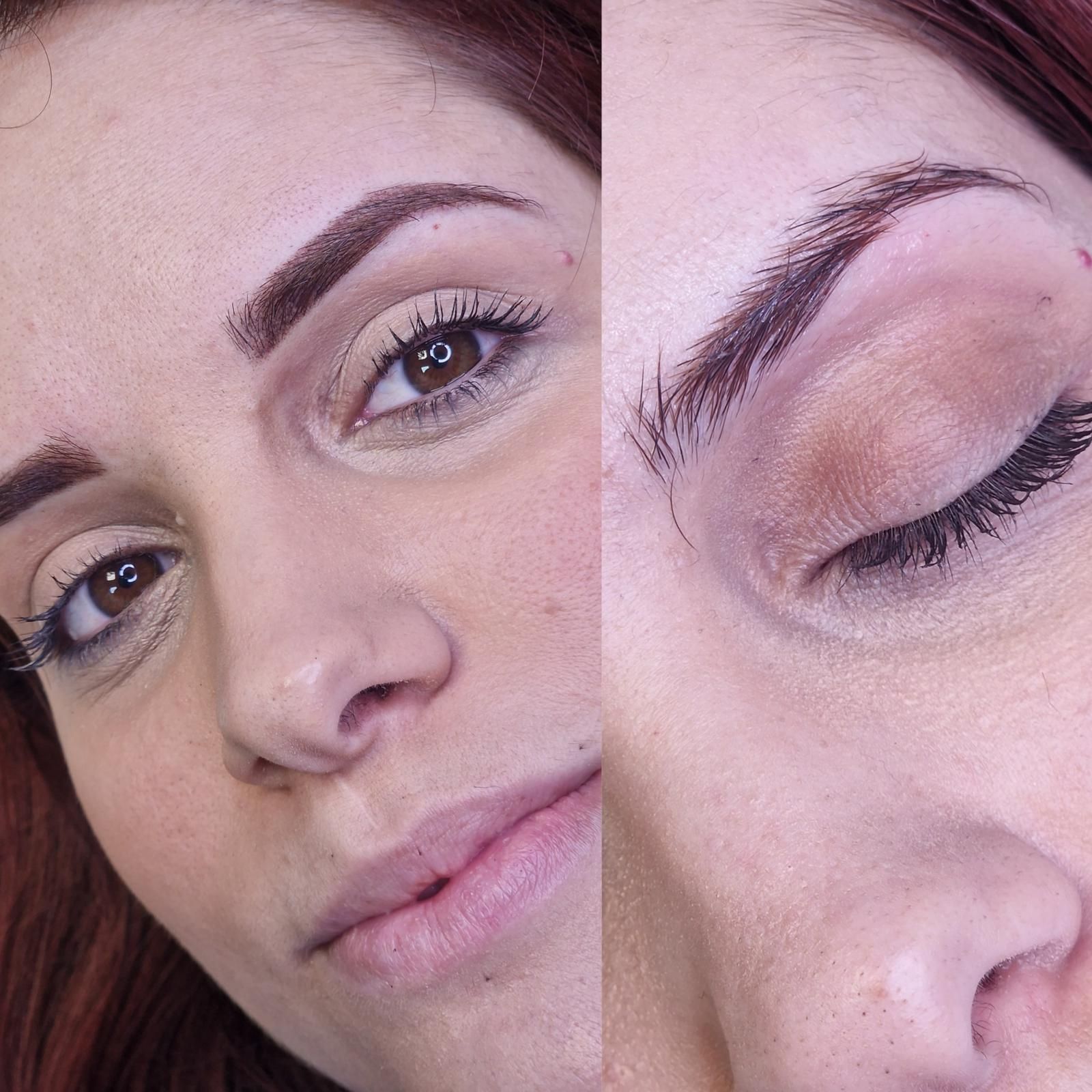 Mujer de cejas castañas, con un ojo cerrado, mostrando el trabajo de tatuaje en sus cejas. Piel clara, iluminación suave.