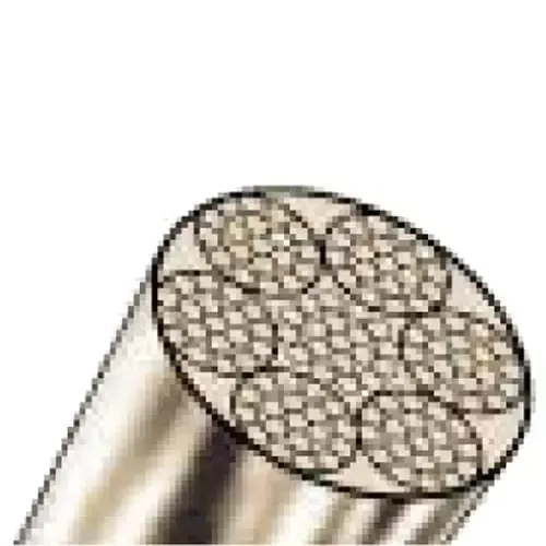 Eine Nahaufnahme eines Edelstahldrahtes auf weißem Hintergrund.