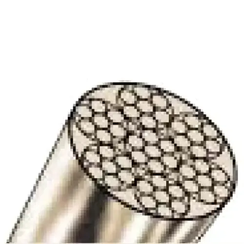 Eine Nahaufnahme eines Edelstahldrahtes auf weißem Hintergrund.