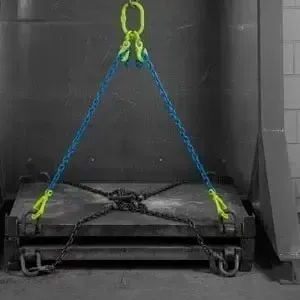 Ein Schwarzweißfoto einer Palette mit daran befestigten Ketten.