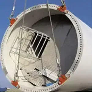 Ein großer weißer Zylinder wird von einem Kran angehoben.