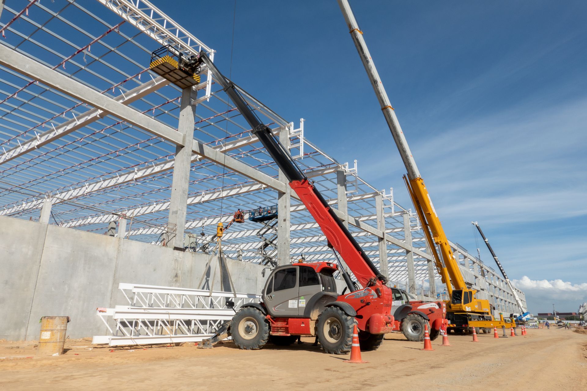 Auf einer Baustelle wird mit einem Kran ein Gebäude errichtet.