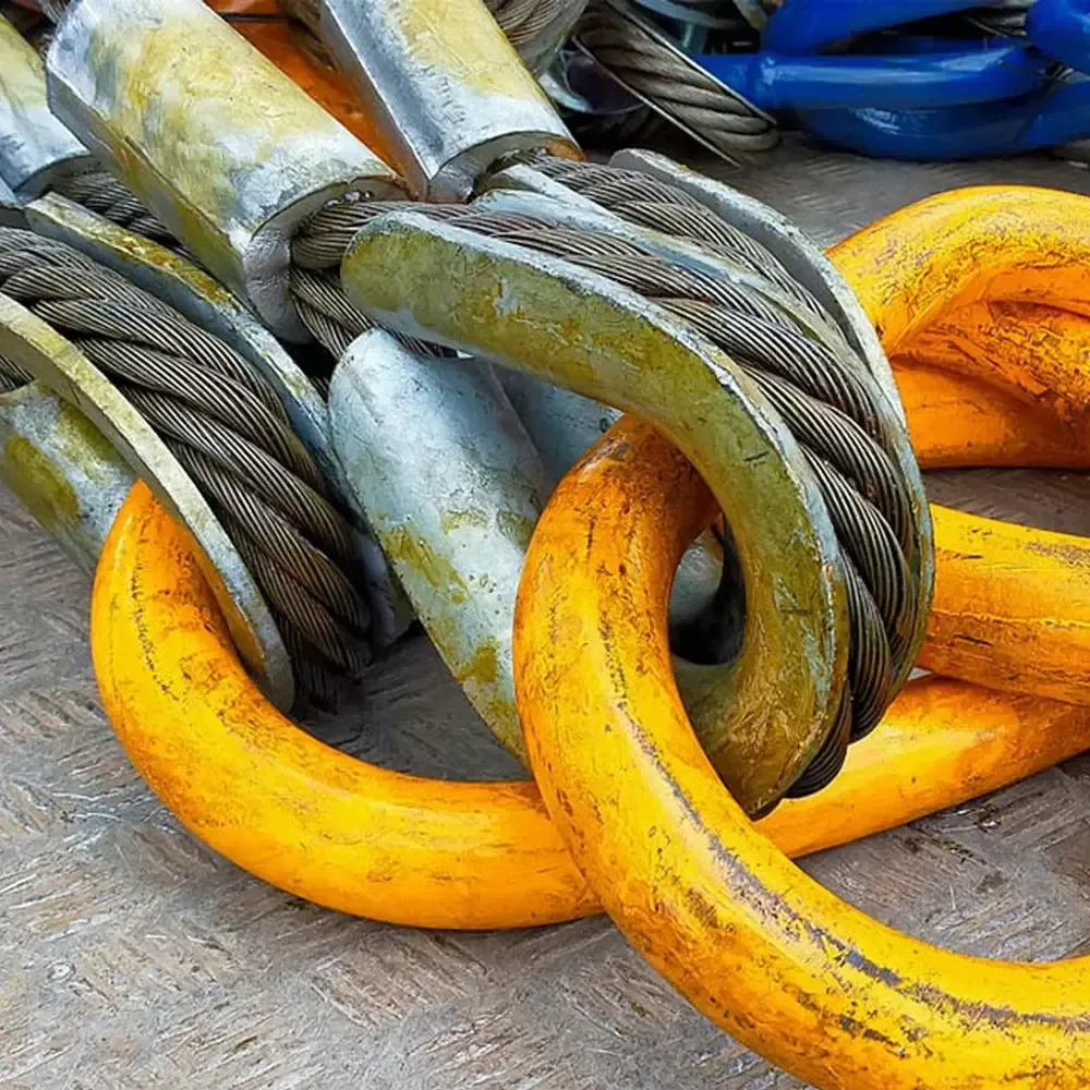 Eine Nahaufnahme eines Bündels Seile und Haken auf einem Tisch.