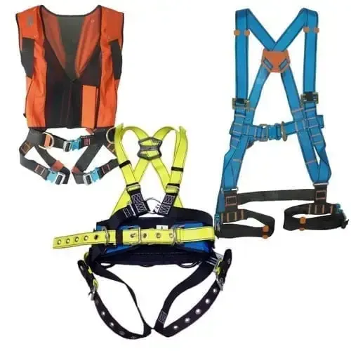 Drei verschiedene Arten von Sicherheitswesten und Gurten auf weißem Hintergrund