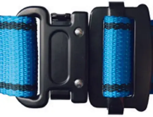 Eine Nahaufnahme eines blauen Gürtels mit einer schwarzen Schnalle.