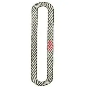 Eine Nahaufnahme eines Seils mit einem roten Streifen auf weißem Hintergrund.
