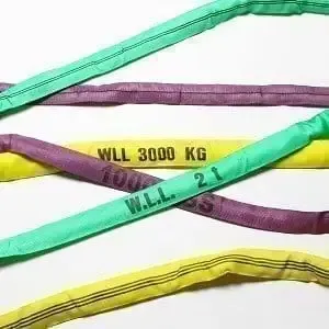 Eine Gruppe bunter Schlingen ist auf einer weißen Fläche übereinander gestapelt.