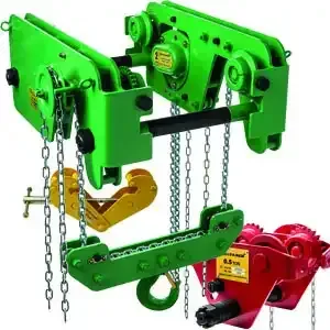 Ein grüner Kran mit gelbem Haken und ein roter Kran mit gelbem Haken