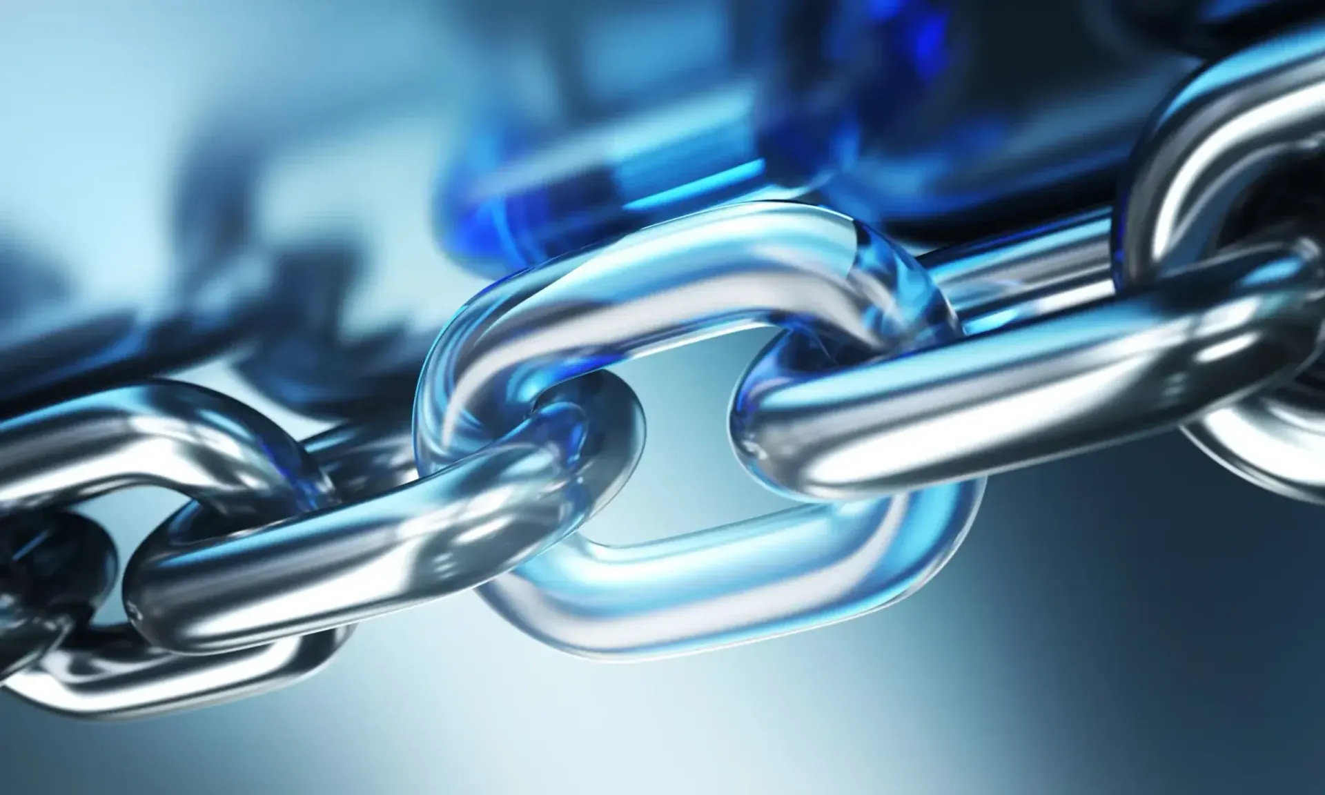 Eine Nahaufnahme einer Kette vor blauem Hintergrund.