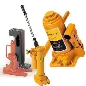 Eine Gruppe hydraulischer Wagenheber steht nebeneinander auf einer weißen Fläche.