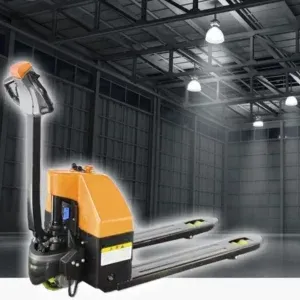 Eine Nahaufnahme eines Bündels Seile und Haken auf einem Tisch.