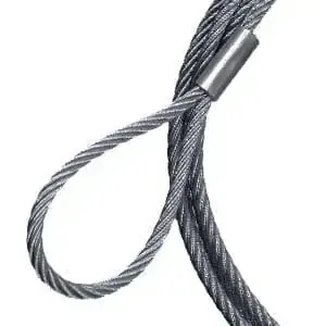 Eine Nahaufnahme eines Edelstahldrahtseils auf weißem Hintergrund.