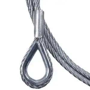 Eine Nahaufnahme eines Edelstahldrahtseils mit einem Haken auf weißem Hintergrund.