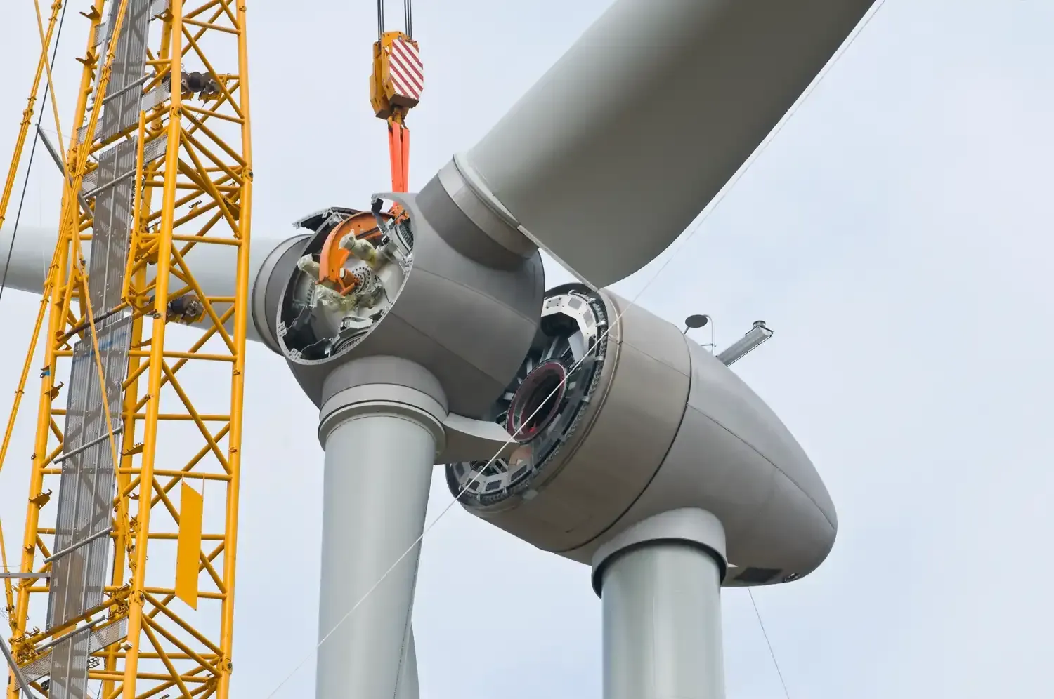 Eine Windkraftanlage wird gebaut, im Hintergrund ein Kran