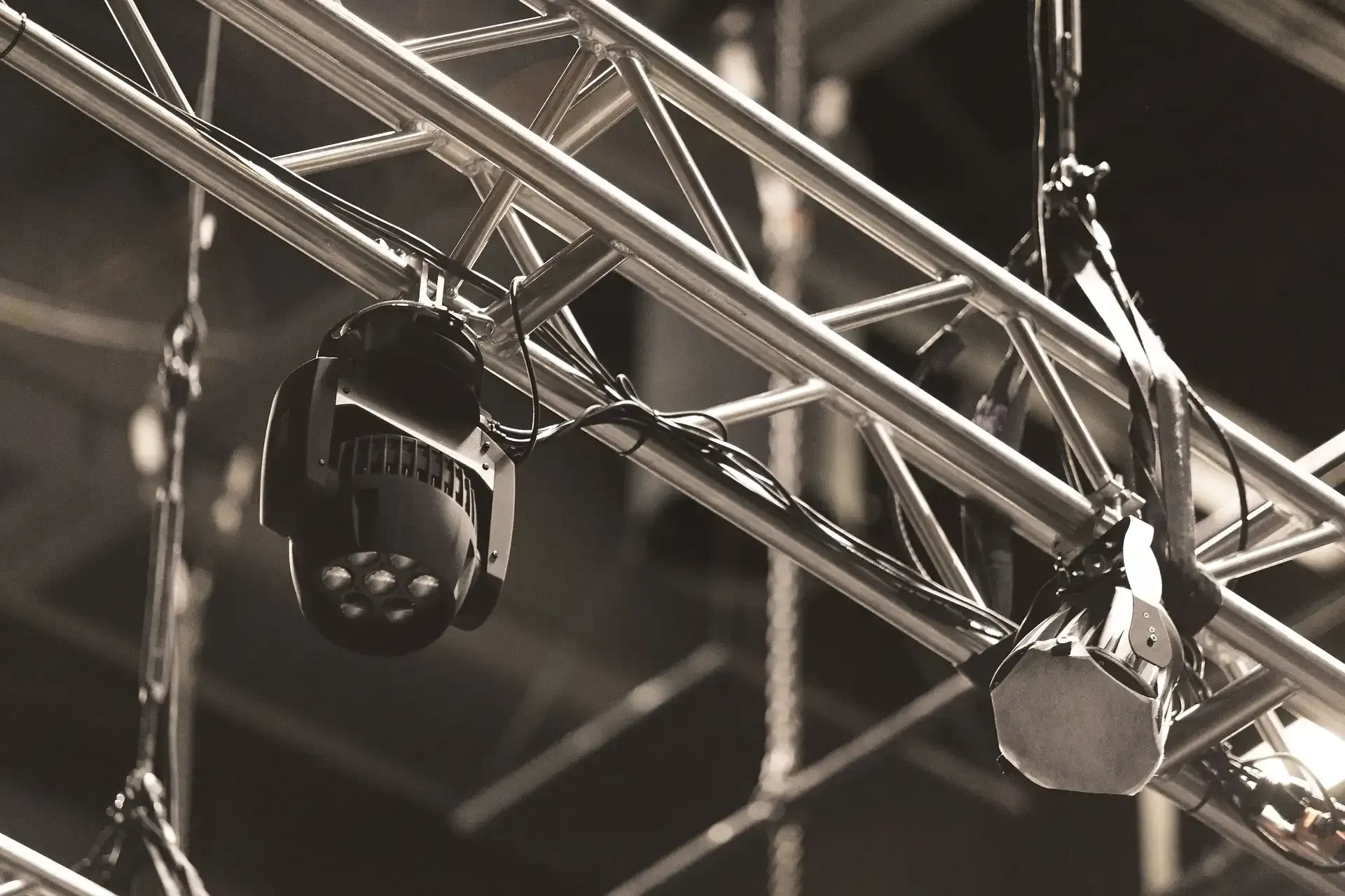 Ein paar Lichter, die von einer Metallstruktur hängen