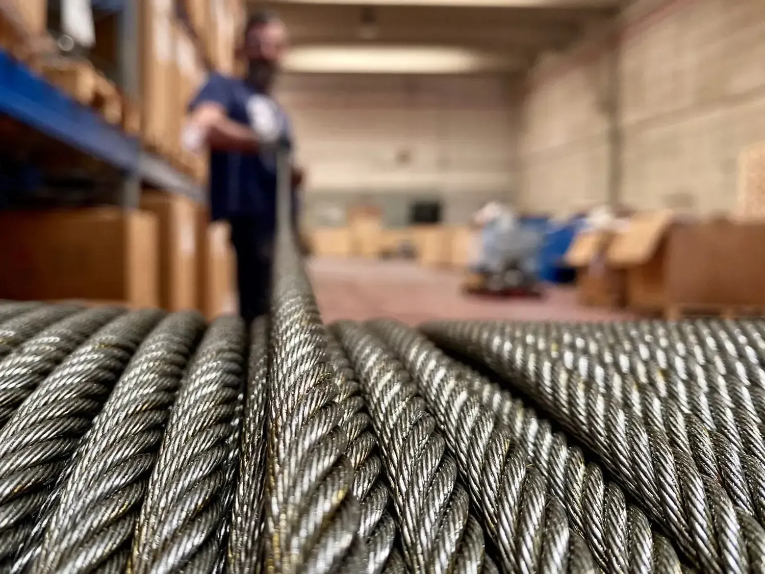 Eine Nahaufnahme eines Edelstahldrahtseils in einem Lagerhaus.