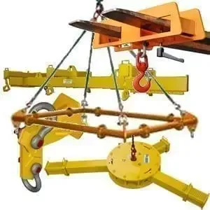 Eine Gruppe von Kranhaken, die an einem Seil auf einem weißen Hintergrund hängen.