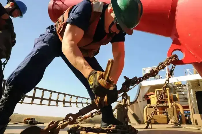 Eine Nahaufnahme einer Kette vor blauem Hintergrund.