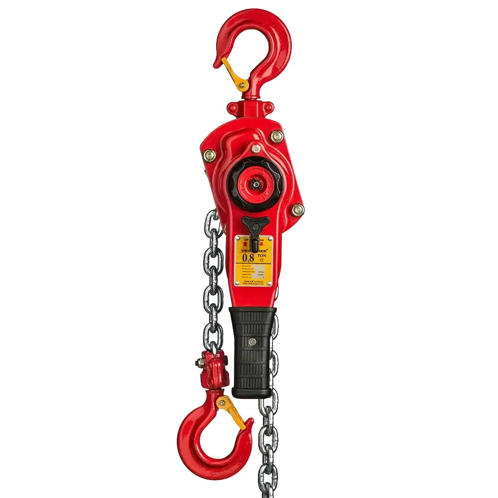 Ein roter Kettenzug mit Haken auf weißem Hintergrund.