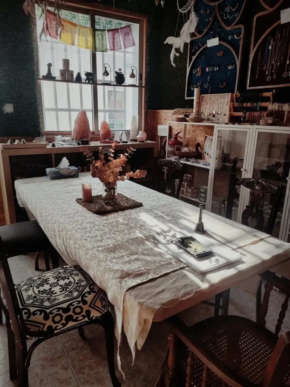 Una habitación con una mesa y sillas y una ventana.