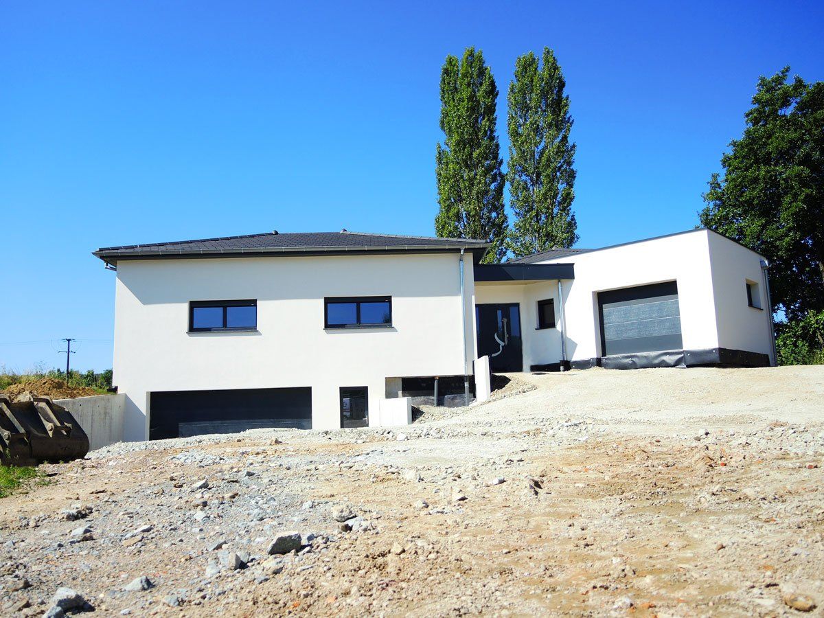 maison contemporaine avec toiture 4 pans