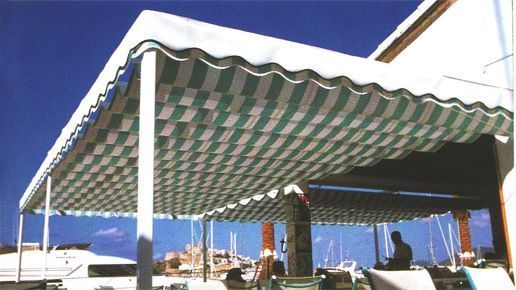 Un toldo de rayas verdes y blancas sobre un restaurante.