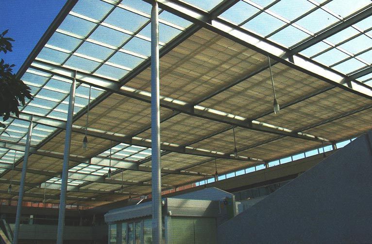 Un edificio con techo de cristal y muchas ventanas