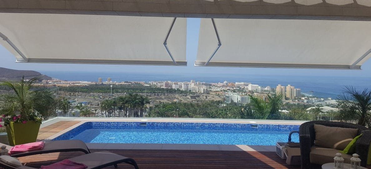 Hay una piscina con vista al mar.