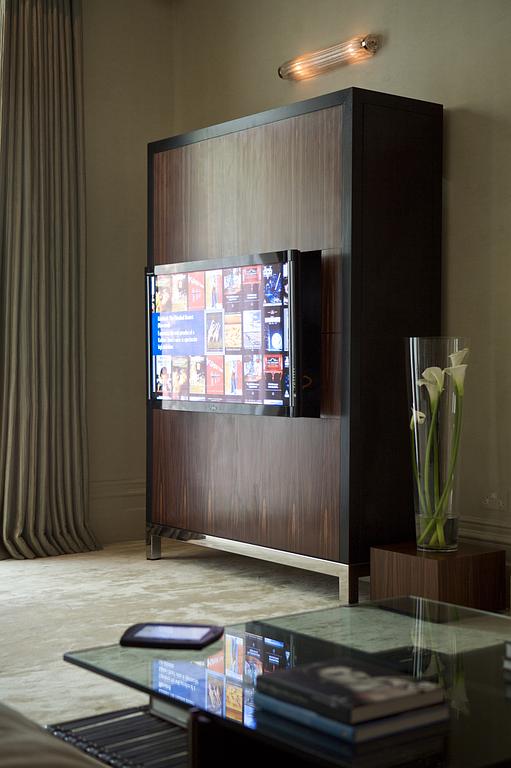 Tv rangée dans une armoire sortie