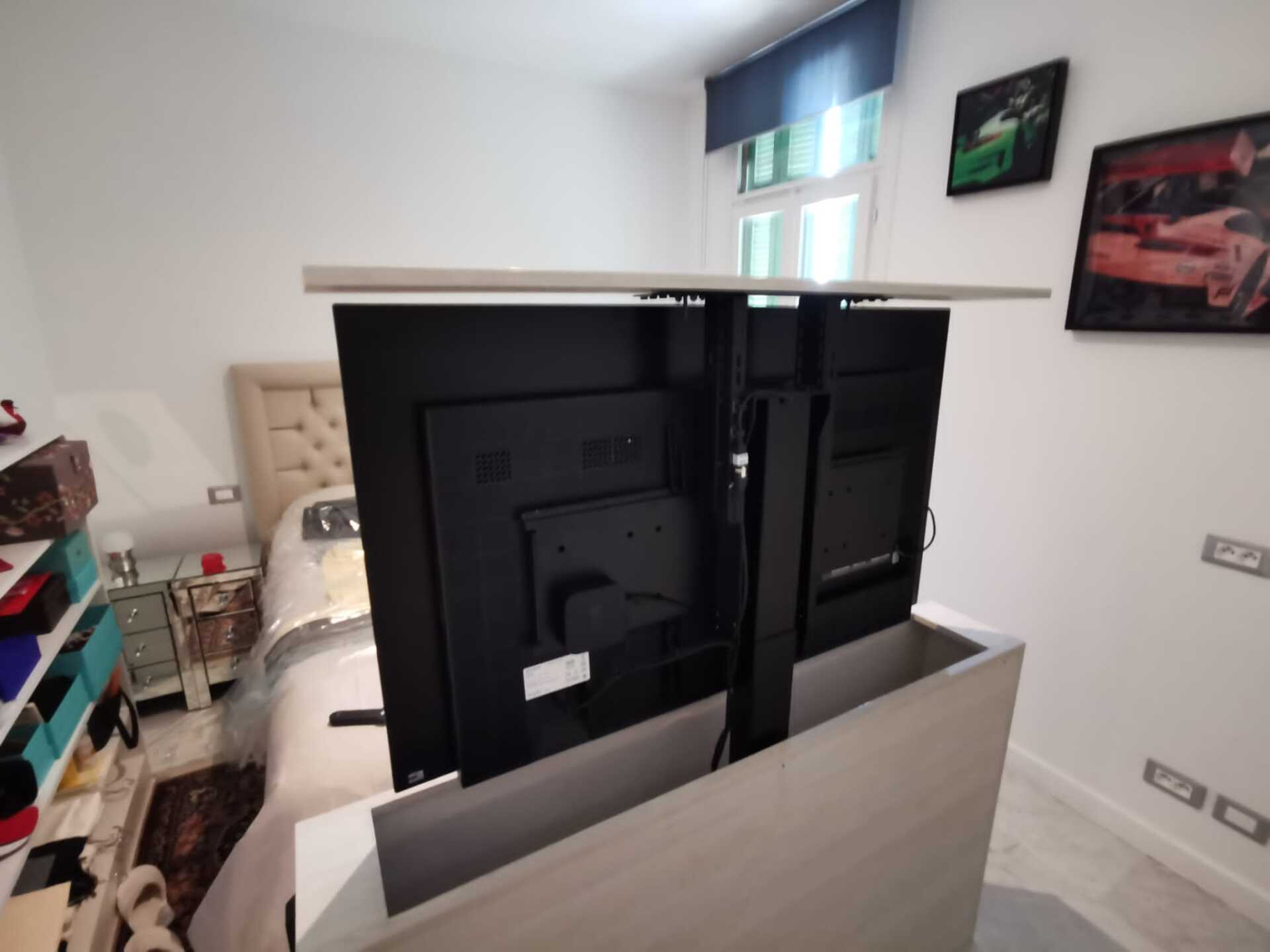 TV chambre sort du meuble