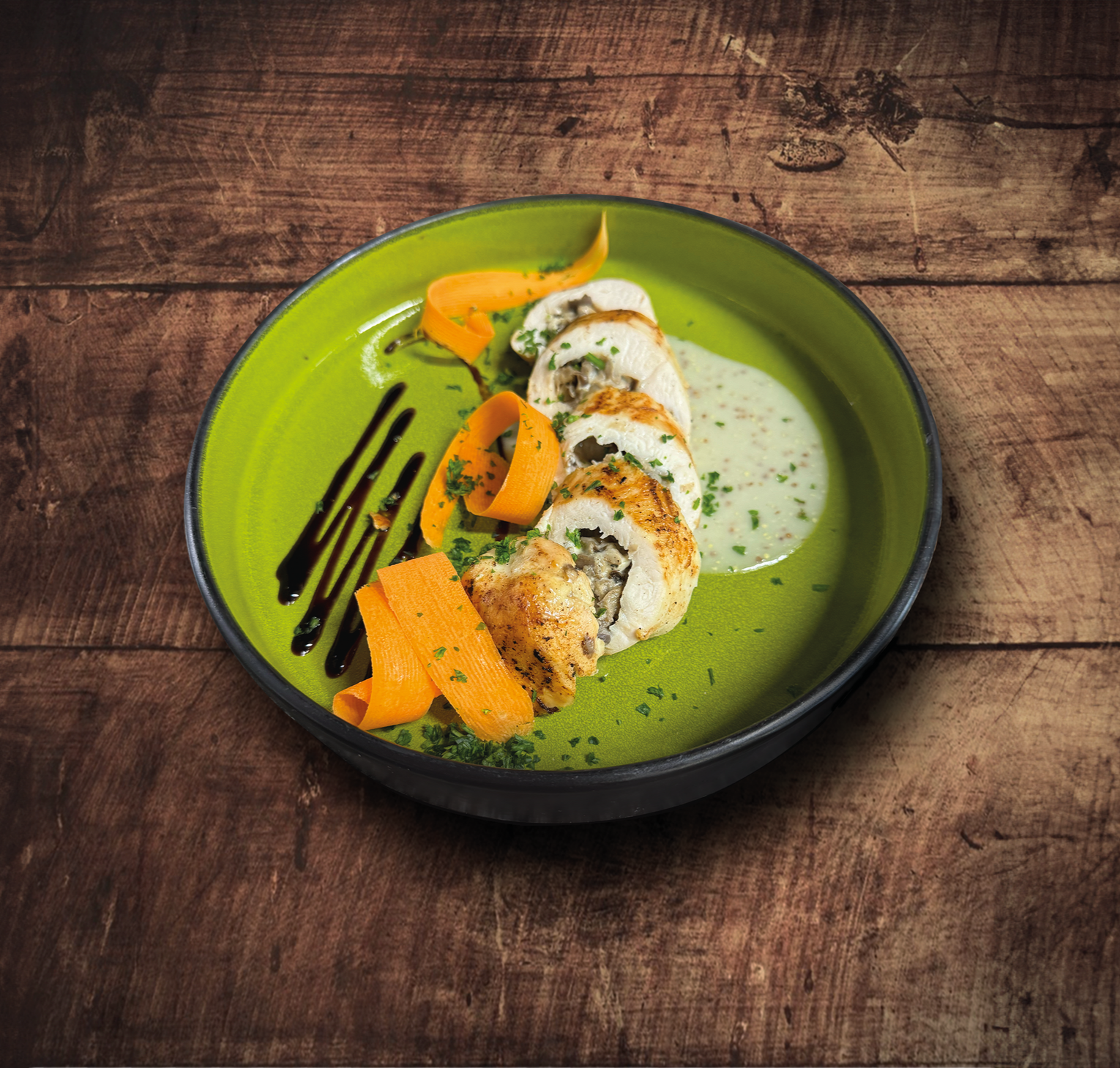 Appareil photo argentique vintage sur touches de piano. Superposition de texte : format d'image : carré.