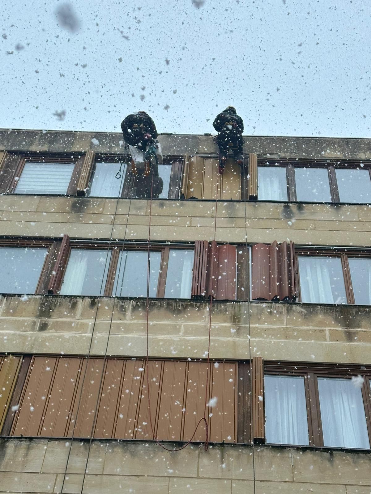 Travaux en hauteur sur une façade de bâtiment