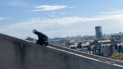 Professionnel intervenant sur une toiture